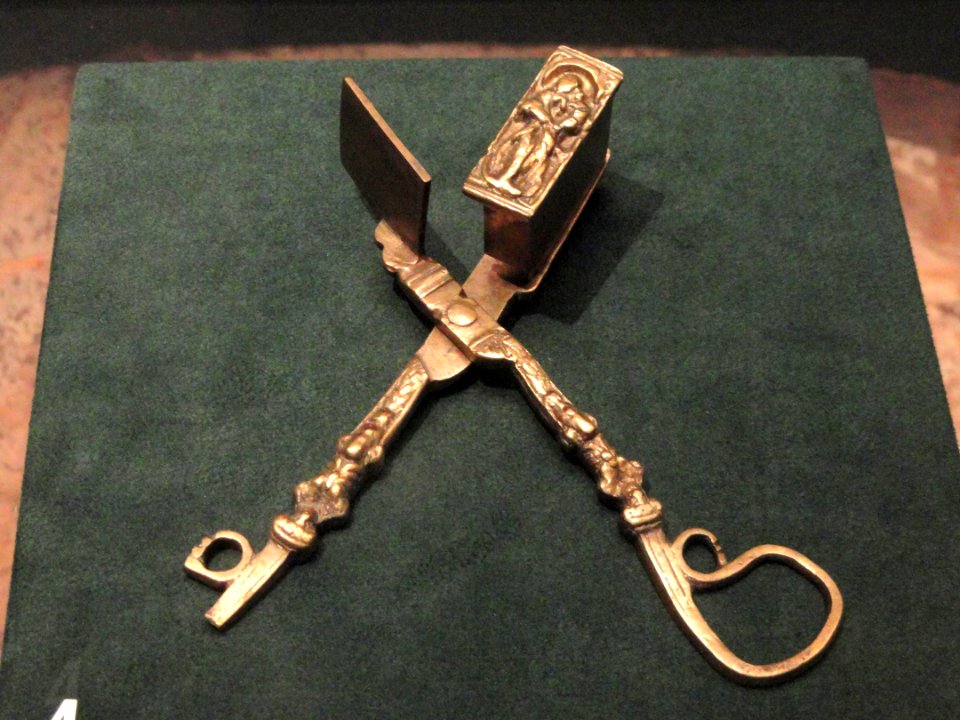 Candle snuffer, brass, 17th century - National Museum of Finland - DSC04262
