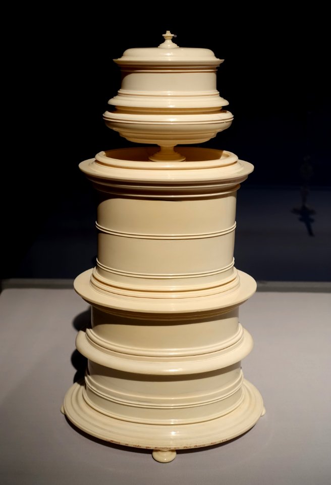 Canister of nine pieces, made by Maximilian I, Elector of Bavaria, Germany, 1610, turned ivory - Metropolitan Museum of Art - New York City - DSC07029