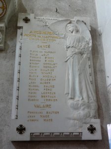 Candé-sur-Beuvron (Loir-et-Cher) Monument aux morts (église)