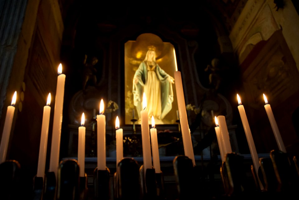 Candele nella Chiesa San Zeno in Oratorio