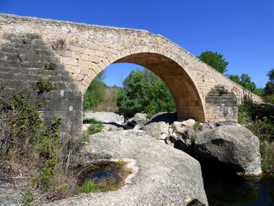 Stone buttresses arch