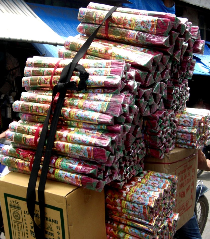 Cargaison de bâtons d'encens sur scooter - Vietnam