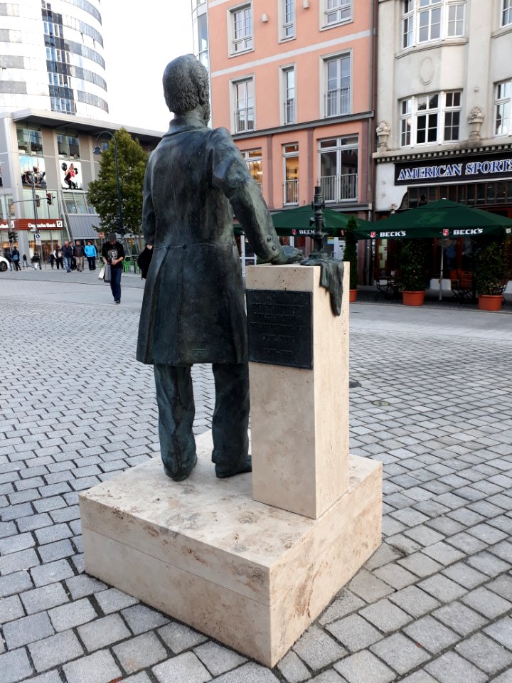 Carl Zeiss Denkmal Jena - 9