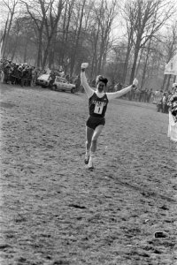 Carla Beurskens gaat bij de dames als eerste over de finish, Bestanddeelnr 933-5815
