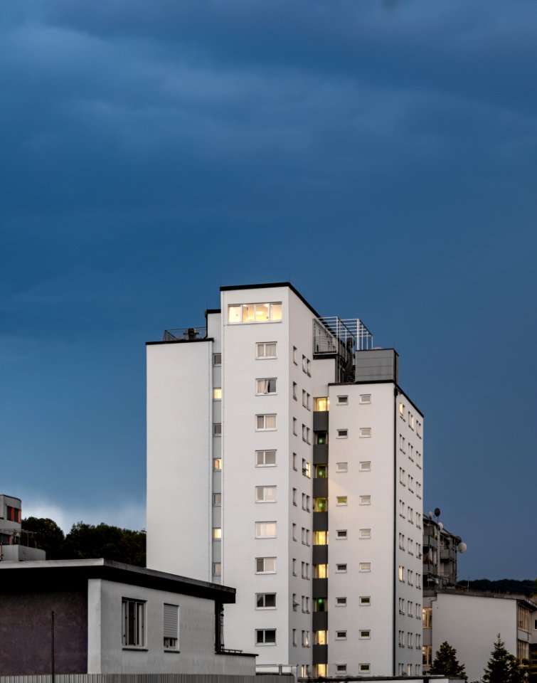 Carl Sonnenschein Haus in Tübingen vor Gewitterhimmel