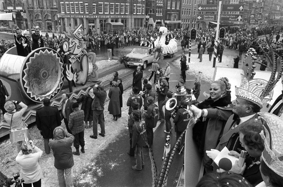 Carnavalsoptocht in Amsterdam Prins Leo dn Eerste ( Leo Horn ) laat stoet op Da, Bestanddeelnr 930-1264