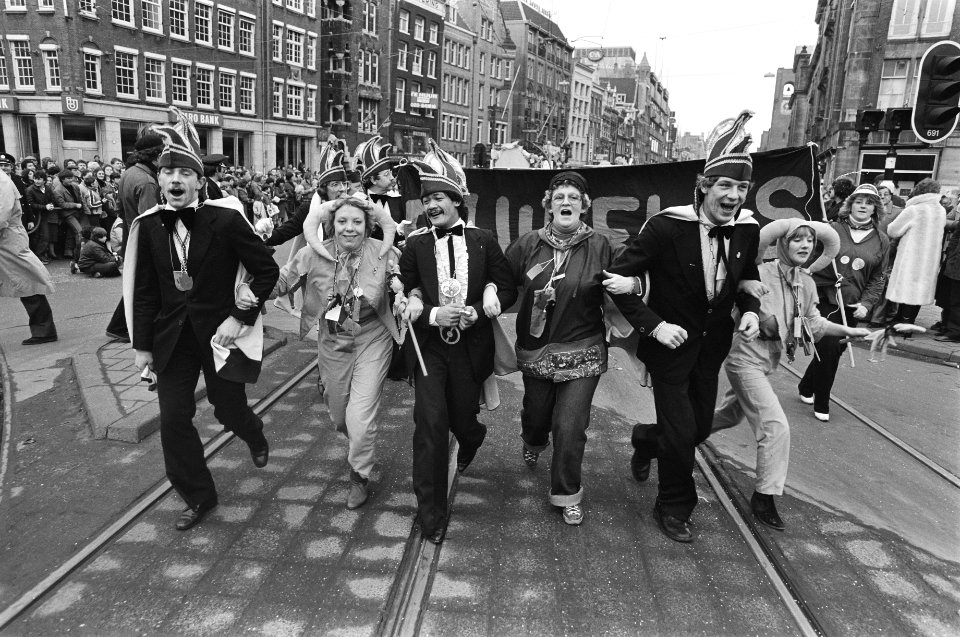 Carnavalsoptocht door centrum Amsterdam, verklede mensen tijdens de optocht over de trambaan, Bestanddeelnr 931-3506