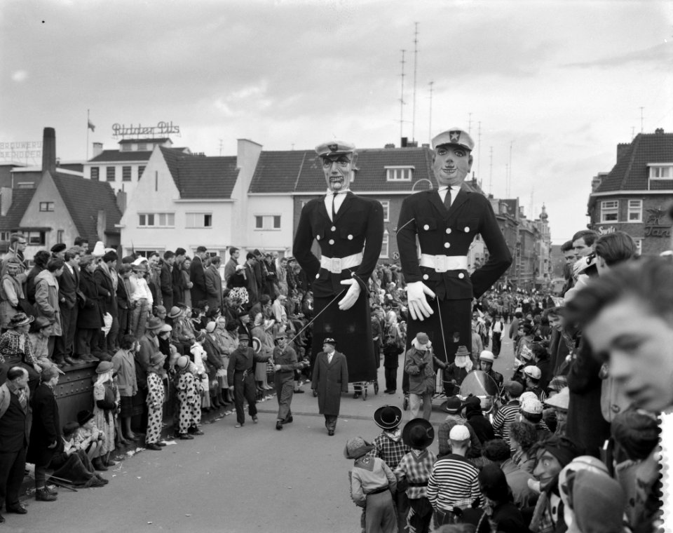 Carnavalsoptocht in Maastricht, opening van de stoet door 2 agenten, Bestanddeelnr 912-0869