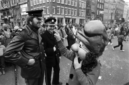 Carnavalsoptocht door centrum Amsterdam, verklede mensen tijdens de optocht en politieagenten, Bestanddeelnr 931-3505