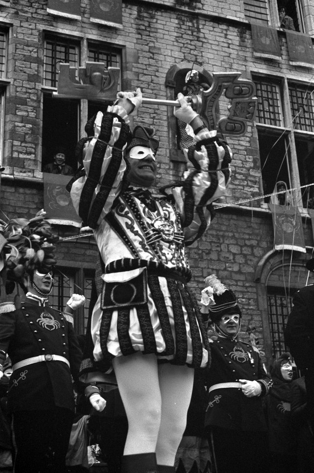 Carnavalsintocht in Bergen op Zoom Prins Carnaval met sleutel van de stad, Bestanddeelnr 925-3806