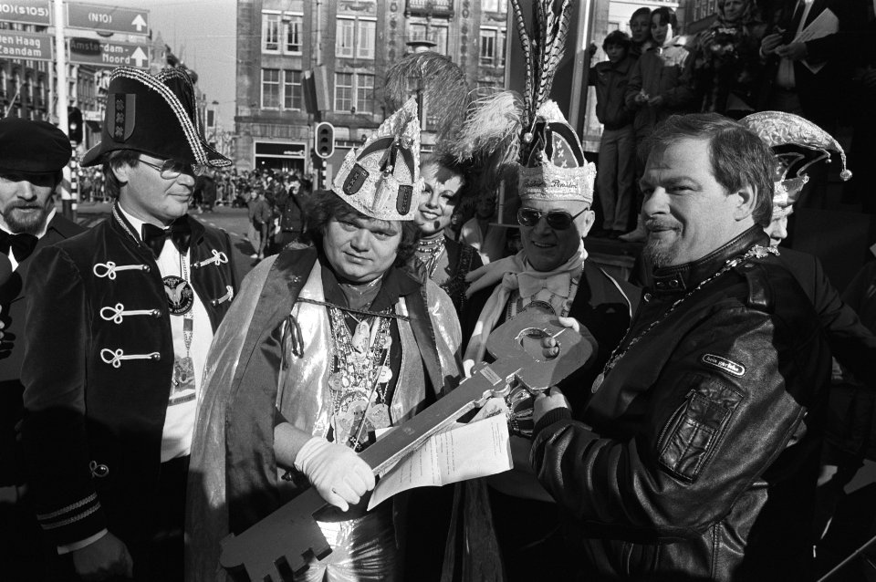 Carnavalsoptocht in Amsterdam. Wethouder Schaefer (r.) overhandigt de sleutel aa, Bestanddeelnr 931-9923