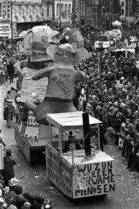 Carnavalsoptocht in Den Bosch de stoet op de markt in Den Bosch, Bestanddeelnr 929-0390