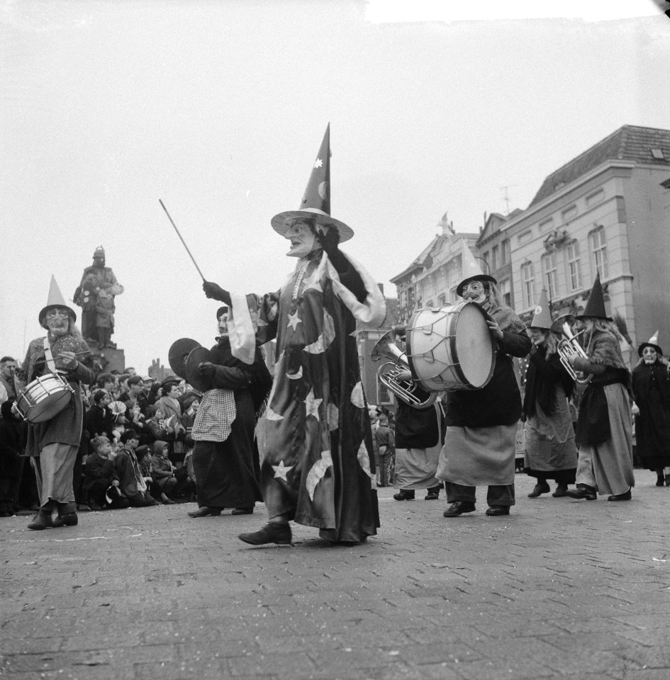 Carnavalsoptocht in Den Bosch , heksenorkest trekt mee in de optocht, Bestanddeelnr 912-0921