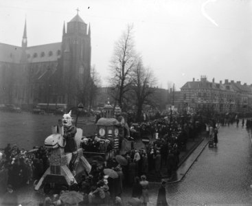 Carnavalsoptocht in Bergen op Zoom. Praalwagen met kerktoren, Bestanddeelnr 902-5810