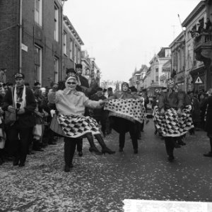 Carnavalintocht van Prins Wannes 1 met zijn Nar in Bergen op Zoom, Bestanddeelnr 916-0330