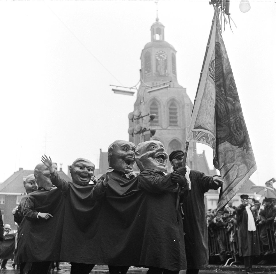Carnaval te Bergen op Zoom , de vastenavond-vierders met vaandel trekken voorbij, Bestanddeelnr 918-8104