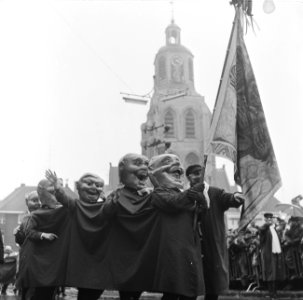 Carnaval te Bergen op Zoom , de vastenavond-vierders met vaandel trekken voorbij, Bestanddeelnr 918-8104