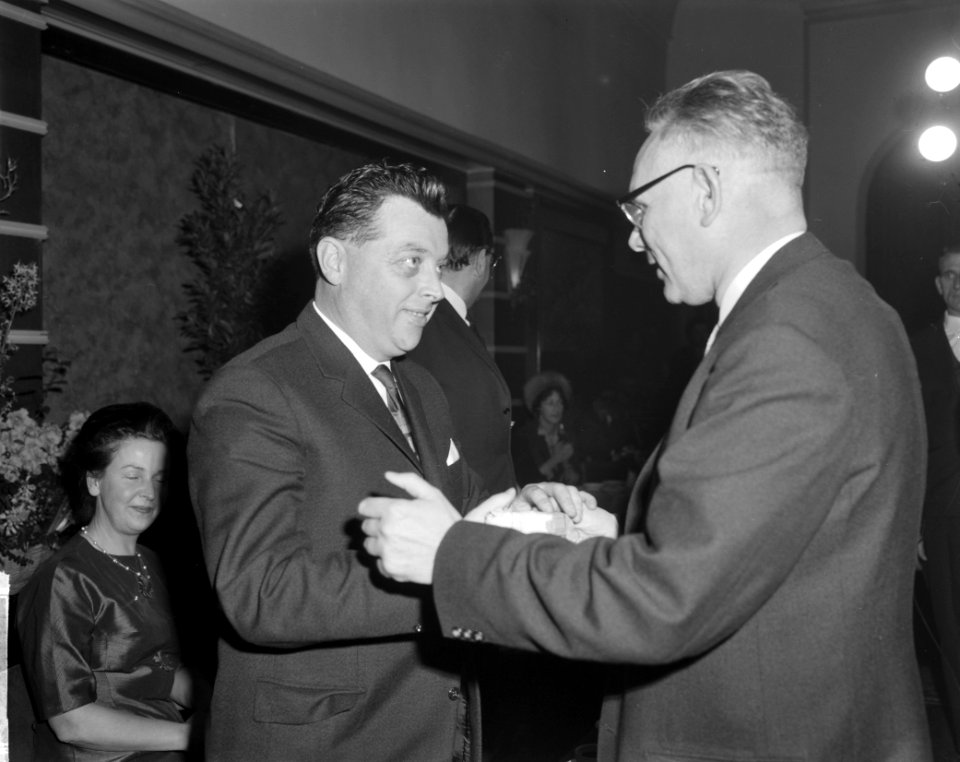 Carel Enkelaar afscheid genomen als hoofd van het NTS-journaal in Hof van Hollan, Bestanddeelnr 914-7763