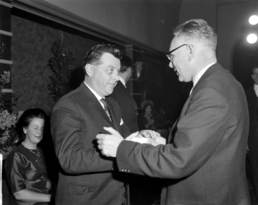 Carel Enkelaar afscheid genomen als hoofd van het NTS-journaal in Hof van Hollan, Bestanddeelnr 914-7763