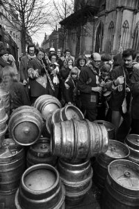 Carnavalsoptocht in Den Bosch carnavalvierders onderweg bij biervaten, Bestanddeelnr 929-0392