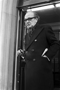 Carel Briels draagt Josephine van Gasteren voor rechter Carel Briels, Bestanddeelnr 929-0205