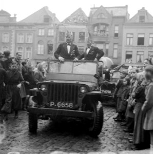 Carnaval Venlo. Twee in auto, Bestanddeelnr 902-5759