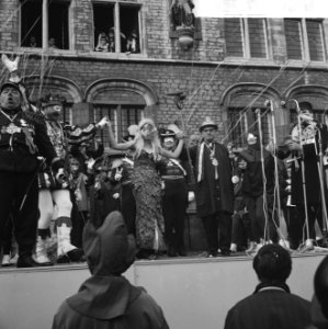 Carnavalintocht van Prins Wannes 1 met zijn Nar in Bergen op Zoom, Bestanddeelnr 916-0328