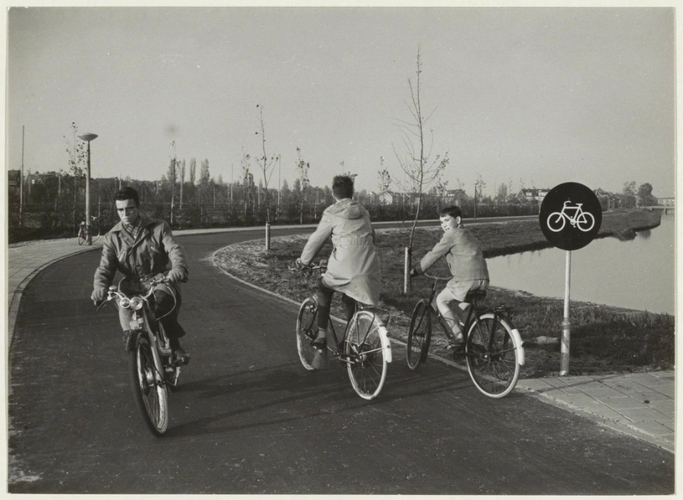 Carel Reinierszpad, fietspad langs de Delft, ziende naar het noorden. NL-HlmNHA 54010591