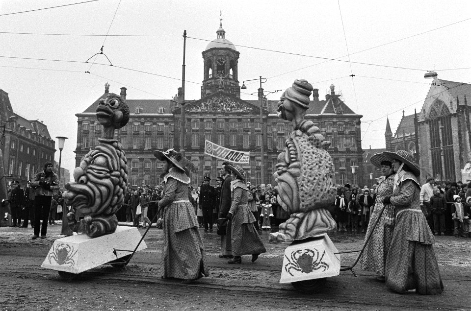 Carnavalsoptocht in Amsterdam gedeelte van de optocht op de Dam, Bestanddeelnr 930-1263