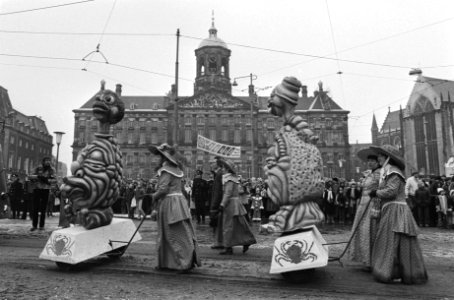 Carnavalsoptocht in Amsterdam gedeelte van de optocht op de Dam, Bestanddeelnr 930-1263