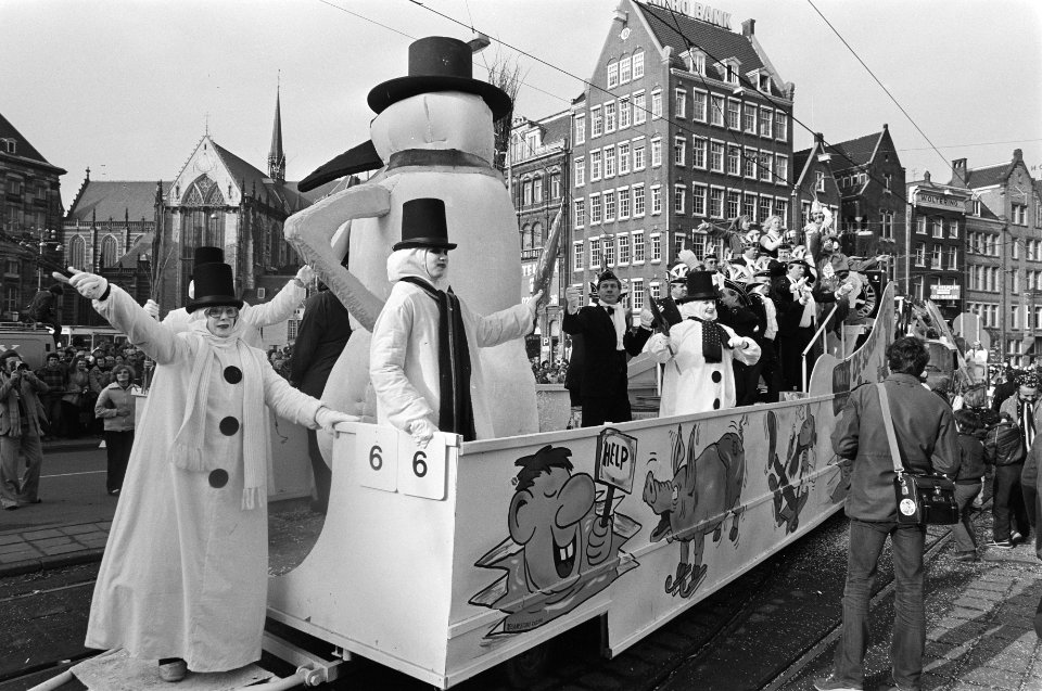 Carnavalsoptocht door centrum Amsterdam, overzicht van de optocht op de Dam, 1981, Bestanddeelnr 931-3503