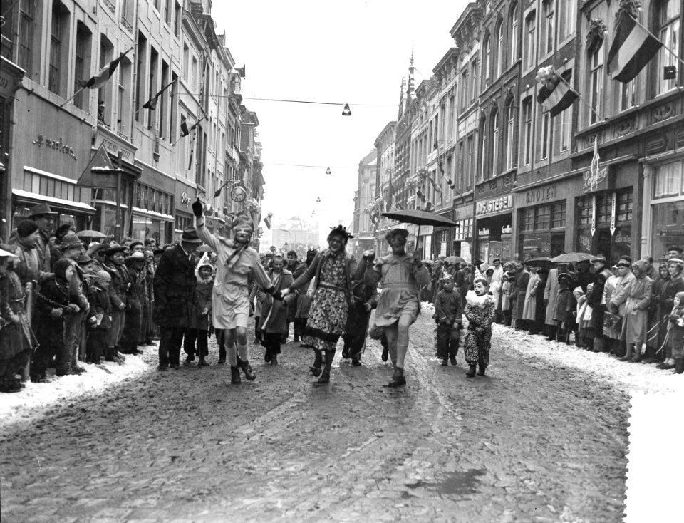 Carnavalsoptocht in sneeuw te Maastricht, Bestanddeelnr 906-9868