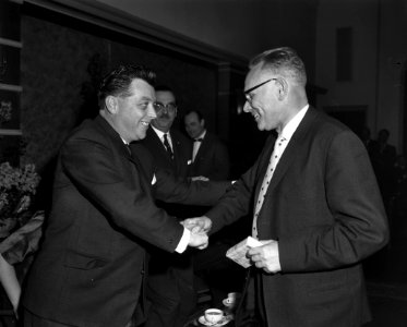 Carel Enkelaar afscheid genomen als hoofd van het NTS-journaal in Hof van Hollan, Bestanddeelnr 914-7765