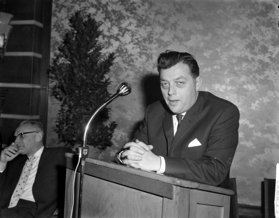 Carel Enkelaar afscheid genomen als hoofd van het NTS-journaal in Hof van Hollan, Bestanddeelnr 914-7766