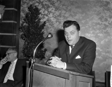 Carel Enkelaar afscheid genomen als hoofd van het NTS-journaal in Hof van Hollan, Bestanddeelnr 914-7766