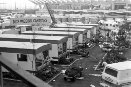 Caravantentoonstelling in RAI, tentoonstelling in aanbouw, Bestanddeelnr 926-0947