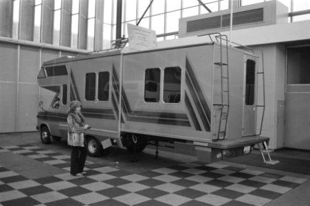 Caravan-RAI in Amsterdamse RAI geopend. Uitschuifbare kampeerwagen, Bestanddeelnr 931-8557