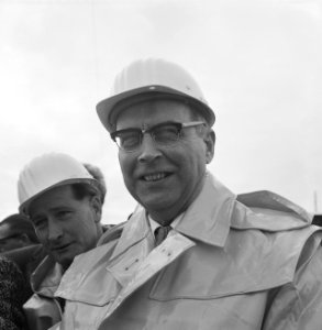 Caransa hotel, Burgemeester Van Hall slaat eerste paal Europa Boulevard, Bestanddeelnr 918-6417