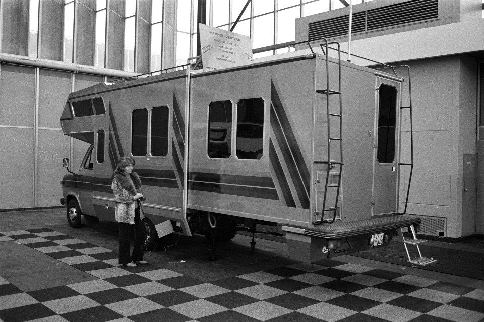 Caravan-RAI in Amsterdamse RAI geopend. De kampeerwagen uitgeschoven, Bestanddeelnr 931-8558
