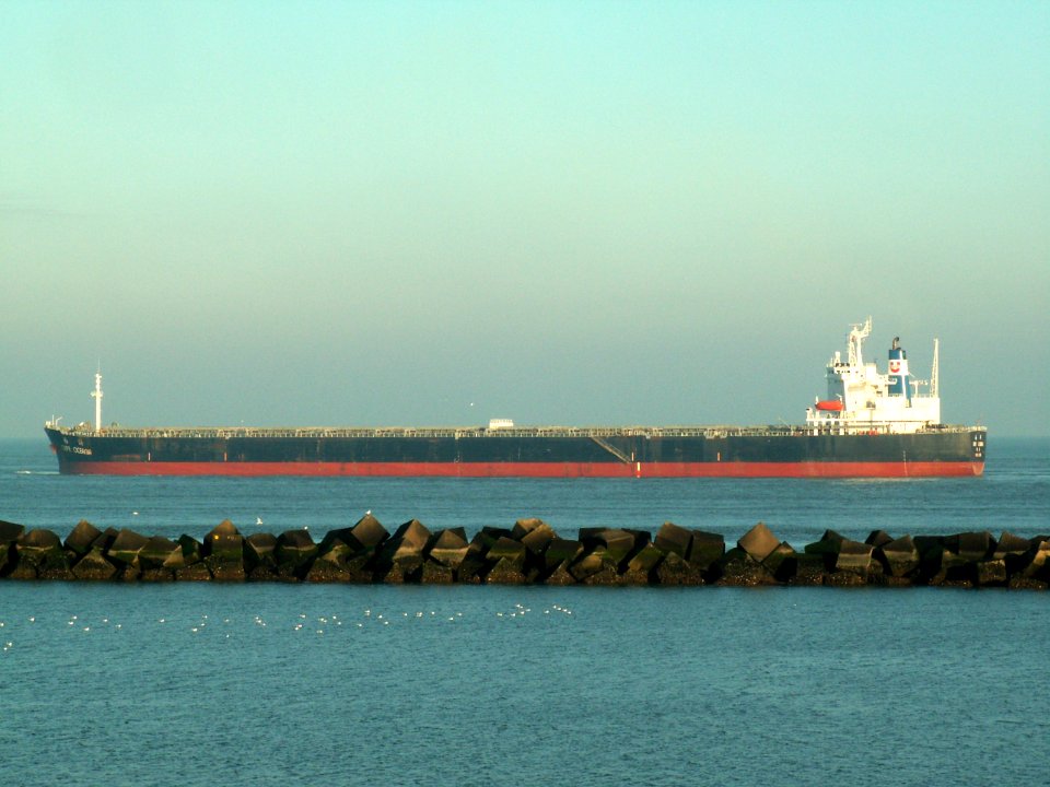 CAPE OCEANIA - IMO 9072032 - Callsign VRYP9 - leaving Port of Rotterdam, Holland 04-Jan-2006