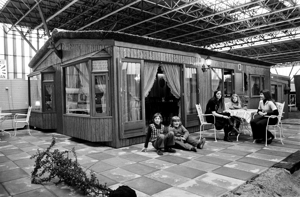 Caravan RAI 1974 boerderijcaravan, met rietendak f. 40.000,--, Bestanddeelnr 927-6367