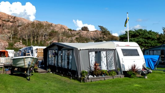 Caravans with tents in Sävens camping in Skalhamn 2