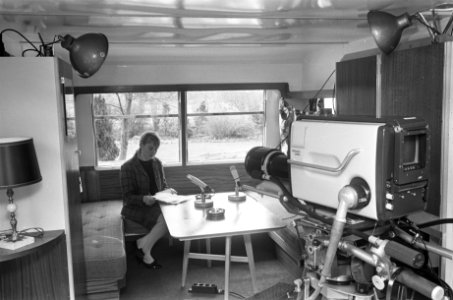 Caravan ingericht als noodstudio in Lage Vuursche, Bestanddeelnr 920-2196