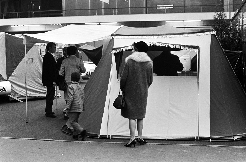 Caravan RAI 1967, de tentoongestelde caravan en tenten door bezoekers nauwkeurig, Bestanddeelnr 920-0342