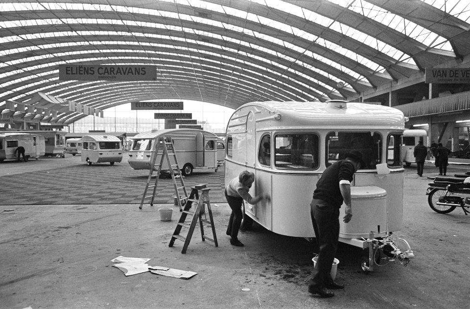 Caravan RAI 1968, het poetsen van de caravans, Bestanddeelnr 921-0176