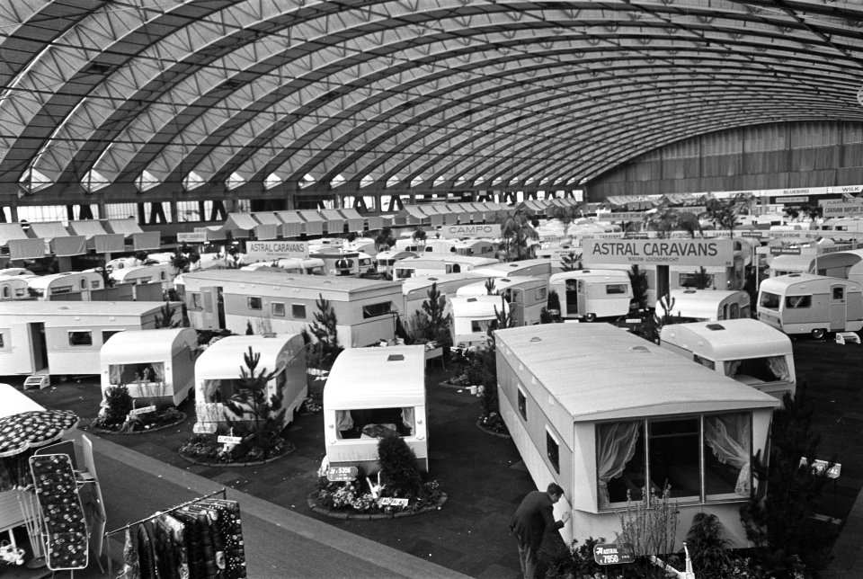 Caravan RAI 1968, overzicht in Europahal vol met caravans, Bestanddeelnr 921-0229