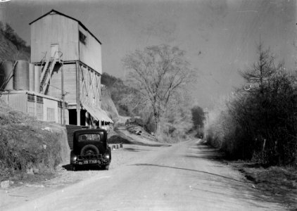 Car parked by Rhayader quarry (1293659)