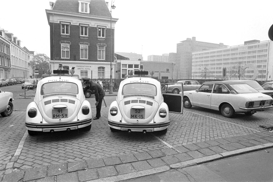 Caransa ontvoerd politieautos op Prof Tulpplein , rechts op achtergrond Rolls , Bestanddeelnr 929-4114