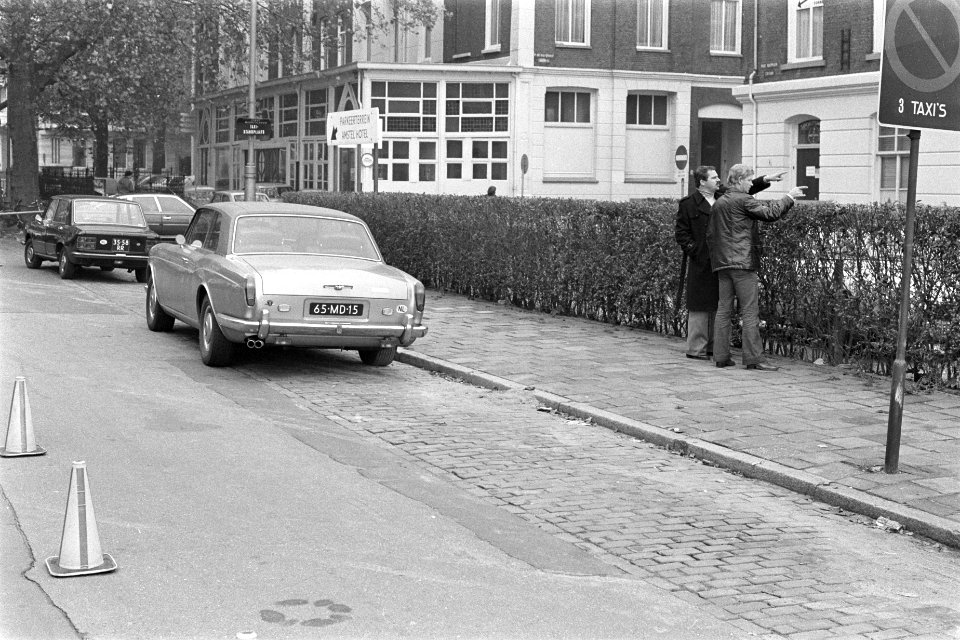 Caransa ontvoerd rechercheurs bij de RR van Caransa op het Prof Tulpplein, Bestanddeelnr 929-4113