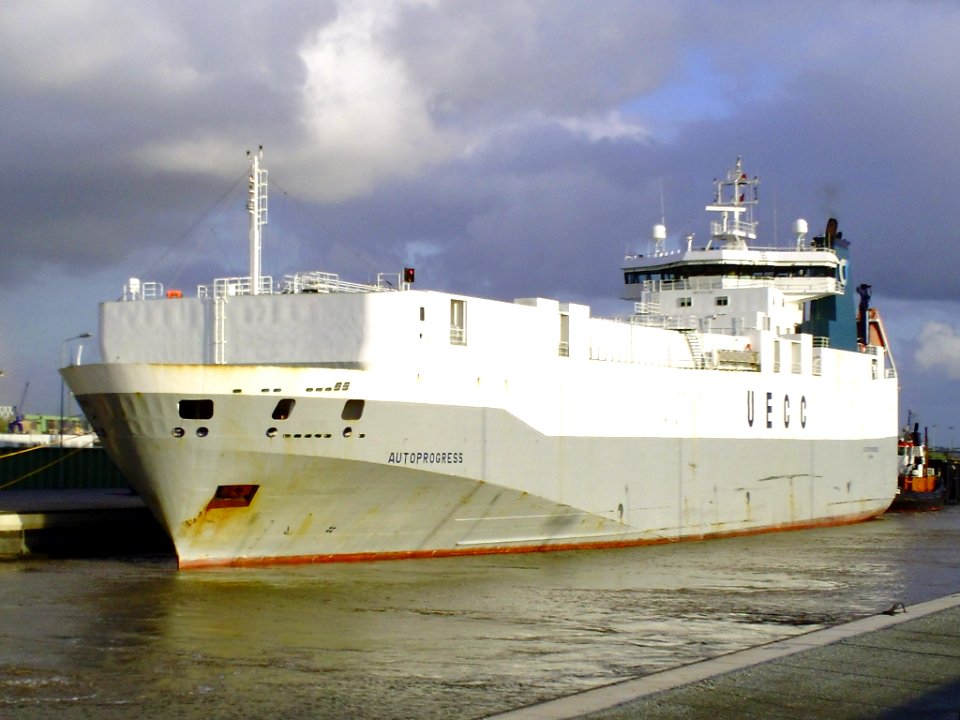 Car carrier Autoprogress in Kaiserschleuse
